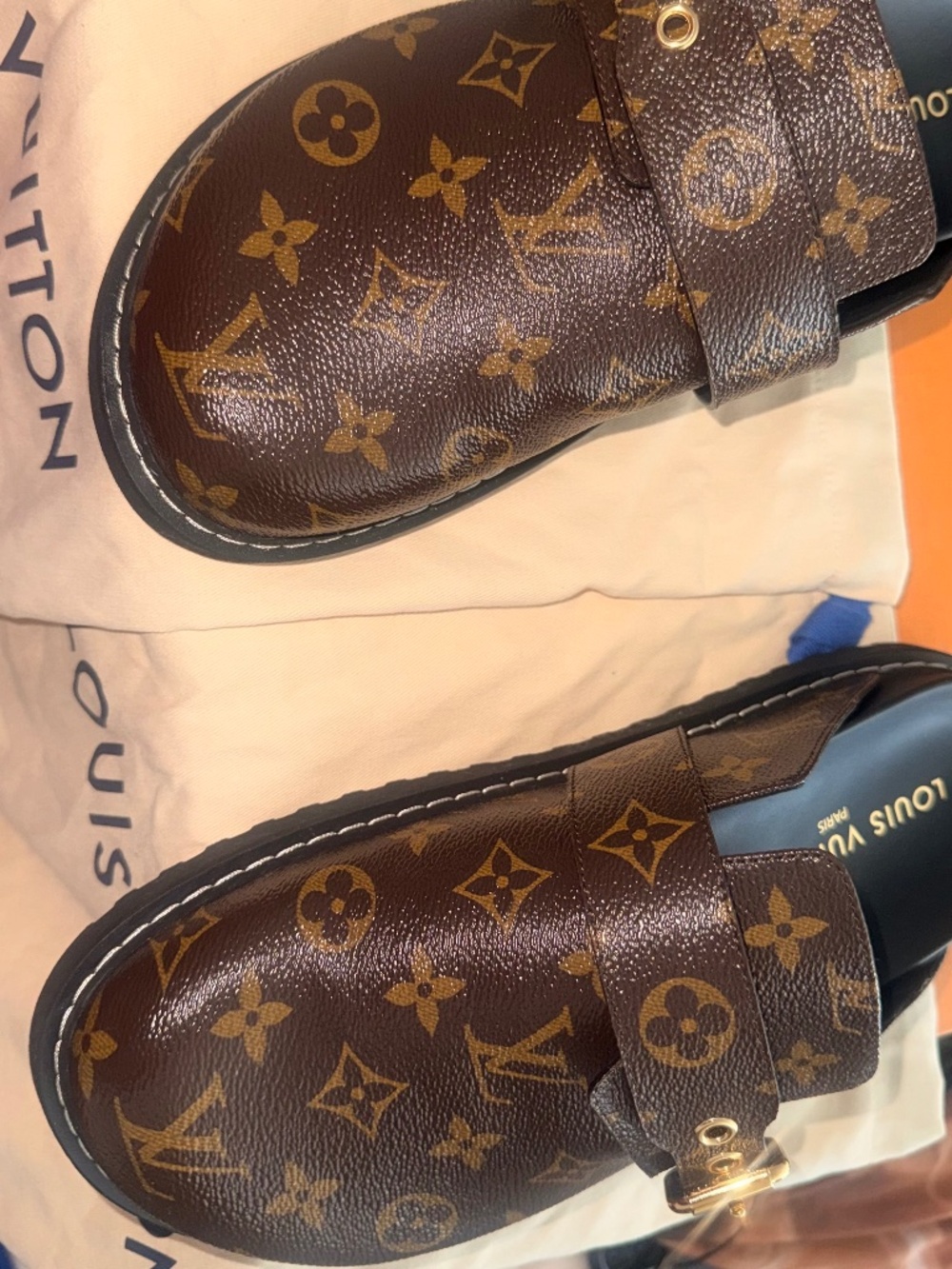 LV COZY FLAT COMFORT CLOGS